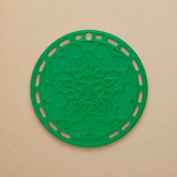 SALVAMANTEL DE SILICONA 20CM VERDE BAMBOO LE CREUSET