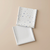 PACK DE 2 SÁBANAS BAJERAS CUNA - ESTRELLAS CELESTE CON BEIGE & BLANCA